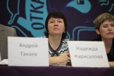 Надежда Карисалова, Вице-президент ВТБ24 внимательно слушает выступающих