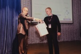 Александр Бречалов награждает победителя конкурса "Бизнес-Успех"